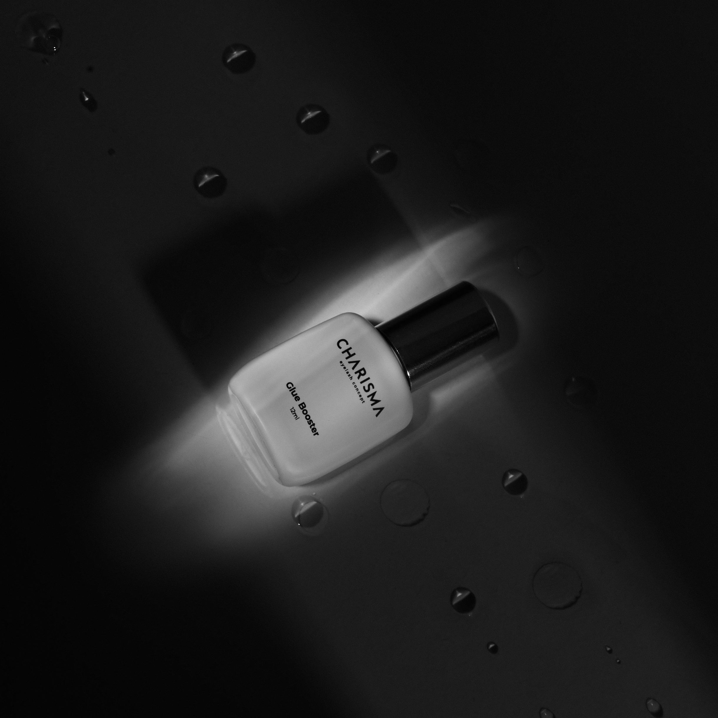 Glue booster bottle for faster lash adhesive curing