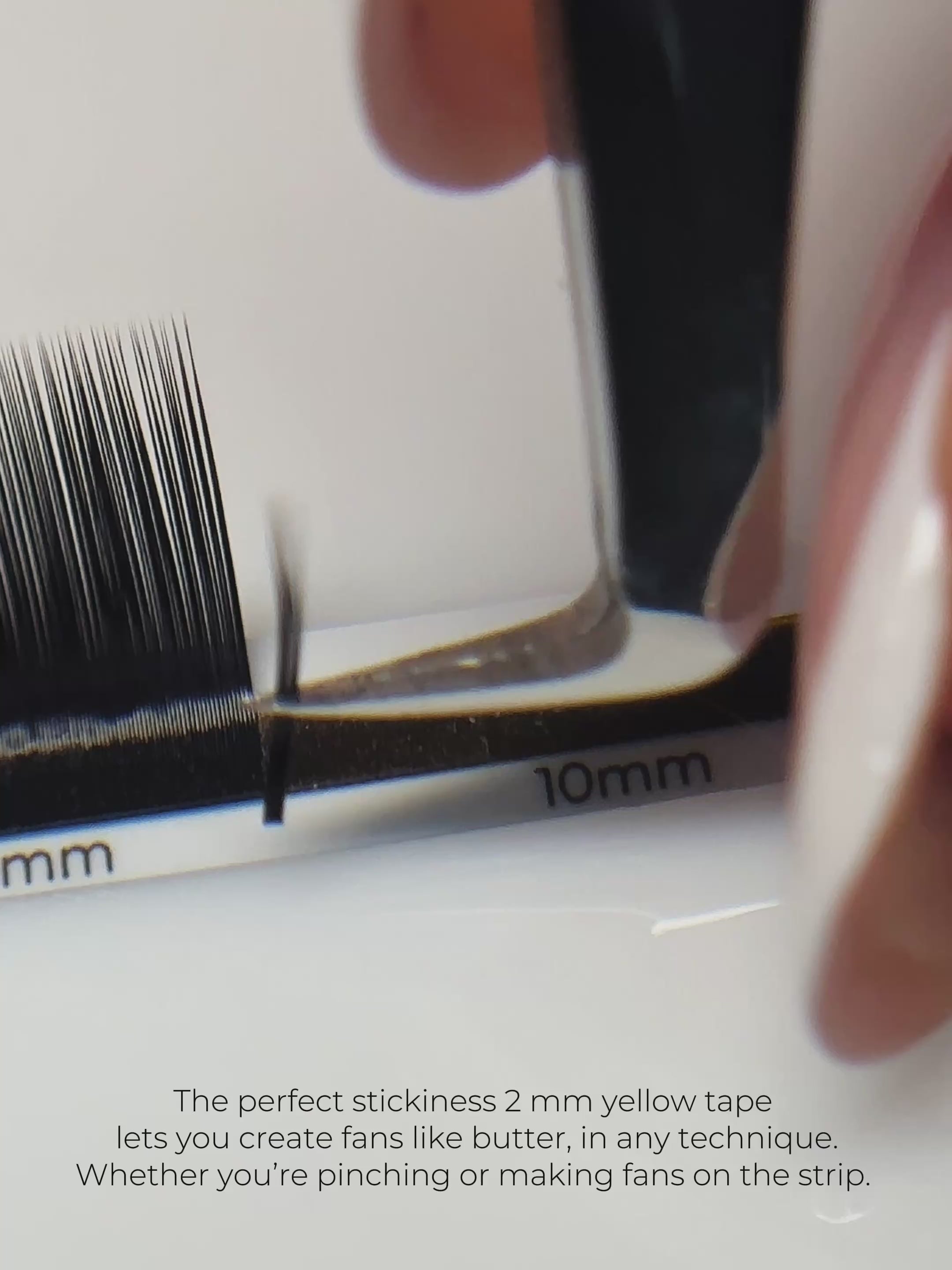 ESSENTIALS 16 lines Black Lashes