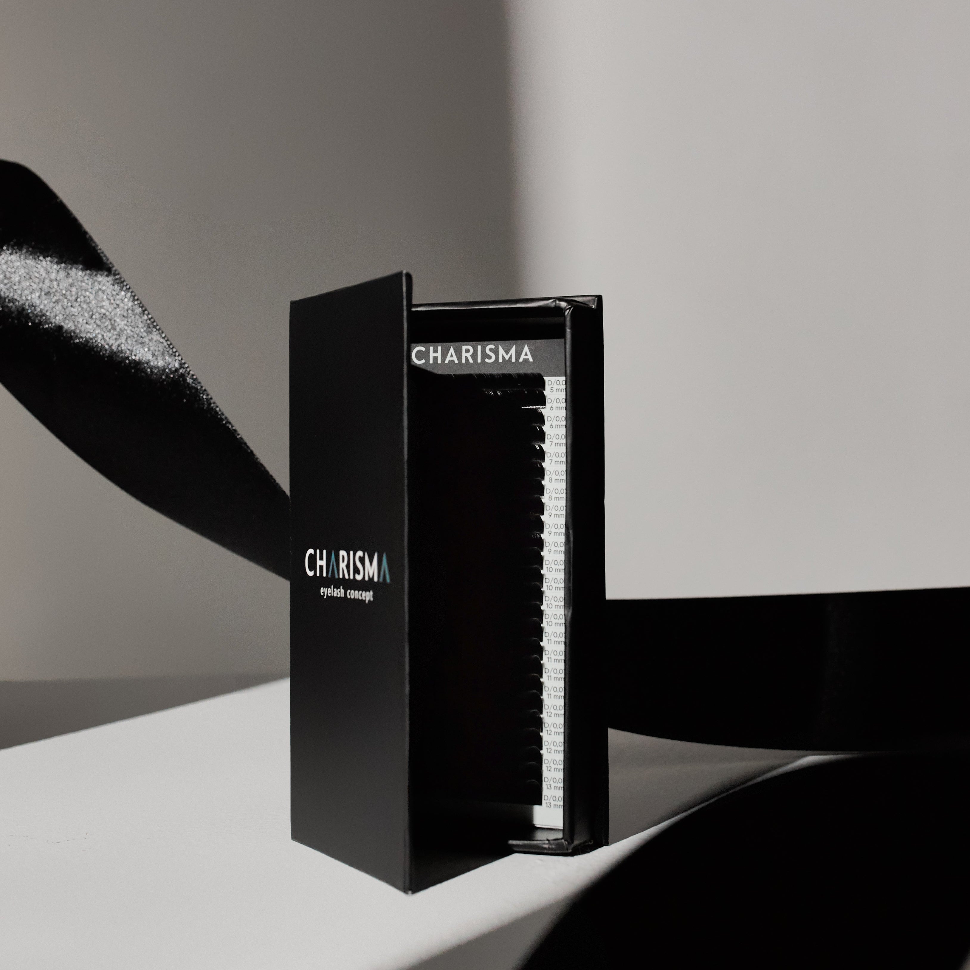 Volume fan made from black ICONIC lash extensions
